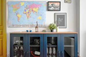 Living room corner with a touch of wanderlust. Curious about our travel-inspired decor? Ask us!