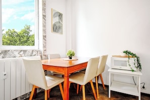 Bright dining area with a view to inspire your mornings. Want to know more about this charming corner? We’re here to help!
