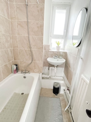 2 Bedroom flat with FREE Wi-Fi & Balcony in White City, Hammersmith