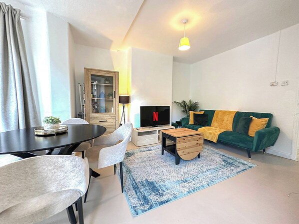 London's 2 Bedroom flat with FREE Wi-Fi & Balcony in White City, Hammersmith
