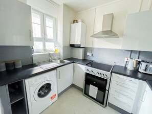 2 Bedroom flat with FREE Wi-Fi & Balcony in White City, Hammersmith