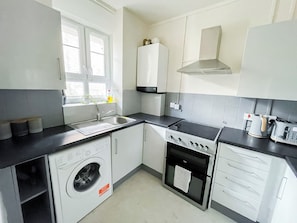 2 Bedroom flat with FREE Wi-Fi & Balcony in White City, Hammersmith