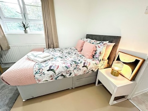 2 Bedroom flat with FREE Wi-Fi & Balcony in White City, Hammersmith