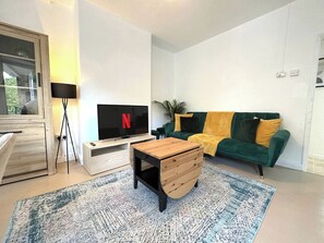 London's 2 Bedroom flat with FREE Wi-Fi & Balcony in White City, Hammersmith
