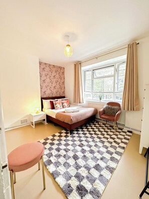 2 Bedroom flat with FREE Wi-Fi & Balcony in White City, Hammersmith
