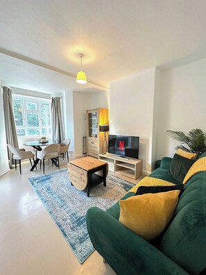 London's 2 Bedroom flat with FREE Wi-Fi & Balcony in White City, Hammersmith
