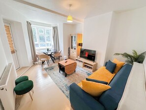 London's 2 Bedroom flat with FREE Wi-Fi & Balcony in White City, Hammersmith
