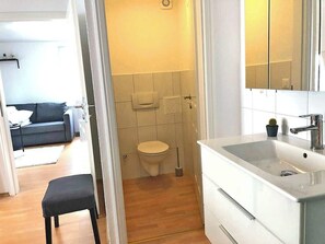 Im Schlafzimmer ladet euch gleich neben dem Bett ein WC/Dusche und Lavabo ein, welches vor kurzem neu renoviert wurde.