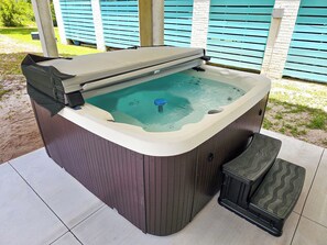Outdoor spa tub
