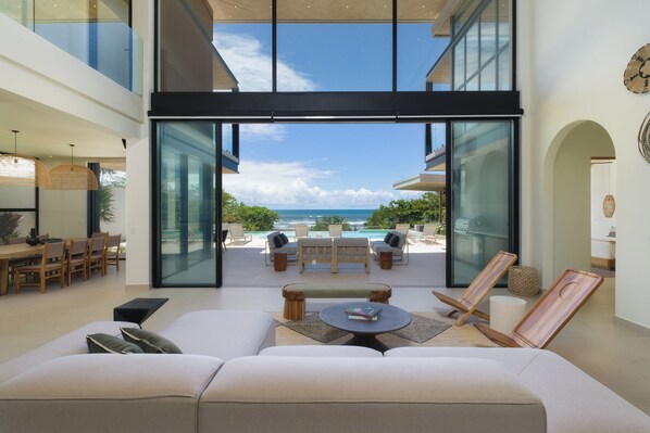 Spacious Living with ocean view - Spacious ocean-view indoor and outdoor seating