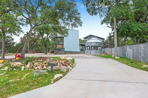 Drive up to the property
