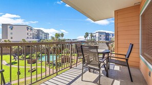 Relax on the balcony with the drink of your choice!