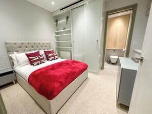 Posh 3 Bedroom flat with terrace and indoor fireplace in Marylebone, Hyde Park