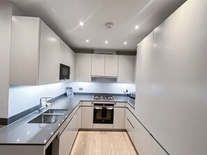 Posh 3 Bedroom flat with terrace and indoor fireplace in Marylebone, Hyde Park