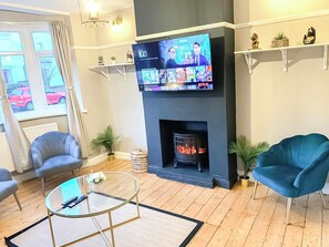 London's 3 bed house with FREE Wi-Fi & secured Parking near Kingston Thames