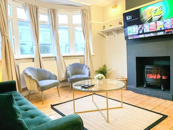 London's 3 bed house with FREE Wi-Fi & secured Parking near Kingston Thames