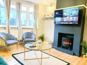 London's 3 bed house with FREE Wi-Fi & secured Parking near Kingston Thames