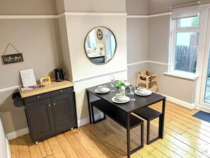 London's 3 bed house with FREE Wi-Fi & secured Parking near Kingston Thames