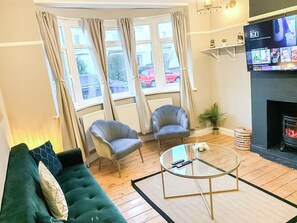 London's 3 bed house with FREE Wi-Fi & secured Parking near Kingston Thames