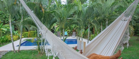 Tres Lodge hamaca lectura relajación