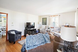 Living Room - Smart TV & Cable (First Floor)