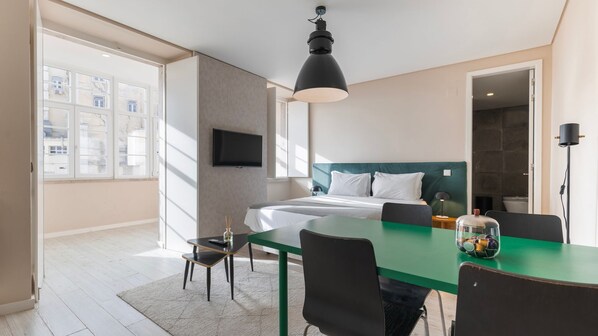 A bright and airy studio with large windows that fill the space with natural sunlight.
#modern #sunlight #comfort #portugal #pt #studio
