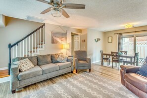 Living Room | 1st Floor | Free WiFi | Central A/C & Heat | Smart TVs