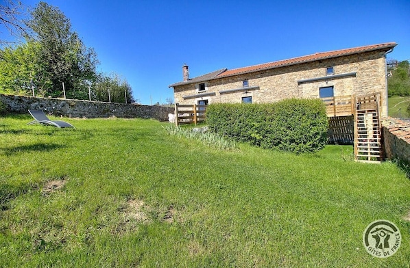 Bienvenue aux Gites de Bellevue - Gîte "Le Coureur" - 4 personnes dans une grande maison comportant 2 autres gîtes, mitoyens - à Thurins dans les Coteaux du Lyonnais, proche d'Yzeron et St-Martin-en- Haut dans le Rhône : la maison.