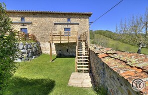 Bienvenue aux Gites de Bellevue - Gîte "Le Coureur" - 4 personnes dans une grande maison comportant 2 autres gîtes, mitoyens - à Thurins dans les Coteaux du Lyonnais, proche d'Yzeron et St-Martin-en- Haut dans le Rhône : l'accès au Gîte.