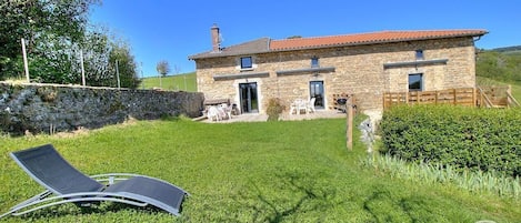 Bienvenue aux Gites de Bellevue - Gîte "Le Randonneur" - 4 personnes dans une grande maison comportant 2 gîtes mitoyens - à Thurins dans les Coteaux du Lyonnais, proche d'Yzeron et St-Martin-en- Haut dans le Rhône.