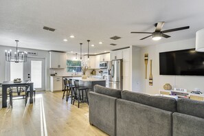 Living Room | Smart TV | Central A/C | Free WiFi | Dining Area