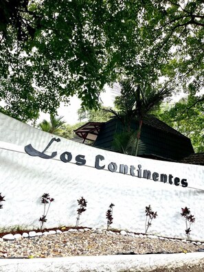 Vista frontal de la propiedad