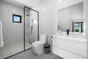 Enjoy the convenience of a second full bathroom, designed for comfort and equipped with all the essentials for your stay.