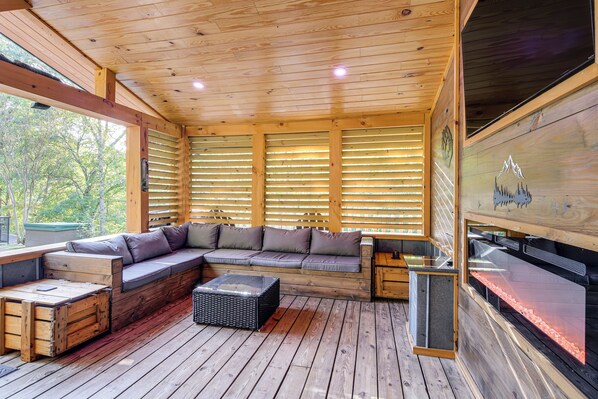 Sevierville Vacation Rental | 3BR | 1BA | 2 Steps to Enter | 1,008 Sq Ft