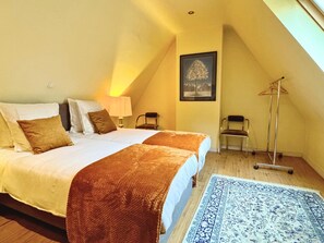Bedroom 2 with 2 single beds