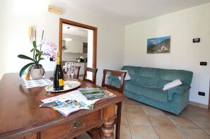 Autumn, Dining Room, Living Room, Spring, Summer