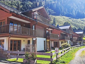 Plant, Building, Window, Wood, House, Tree, Natural Landscape, Neighbourhood, Slope, Residential Area