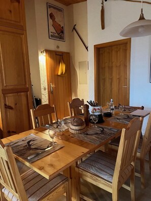 extendable table for max 6 people