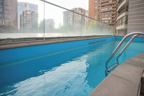 Amplia piscina para disfrutar en días soleados rodeado de la ciudad