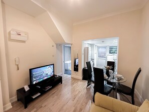 London's 1 Bedroom flat with small garden & FREE Wi-Fi in Finsbury Park