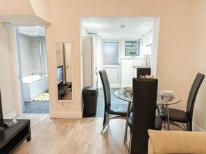 London's 1 Bedroom flat with small garden & FREE Wi-Fi in Finsbury Park