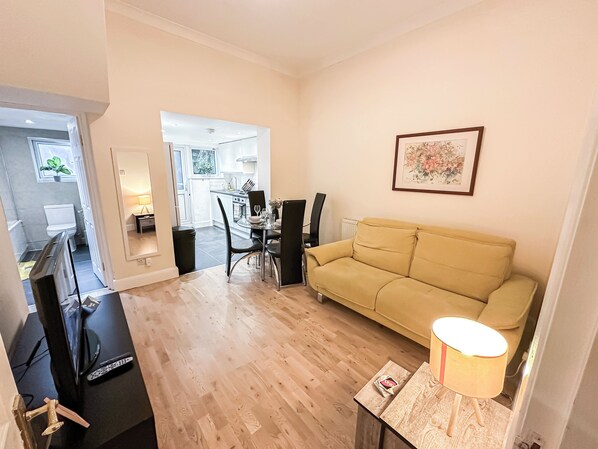 London's 1 Bedroom flat with small garden & FREE Wi-Fi in Finsbury Park