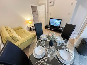 London's 1 Bedroom flat with small garden & FREE Wi-Fi in Finsbury Park
