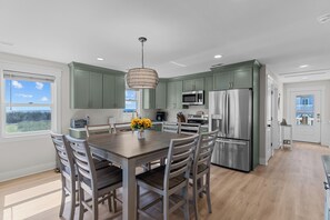 Kitchen / Dining Area