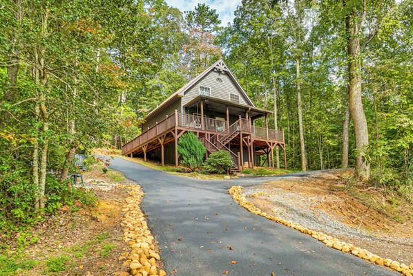 Clarkesville Vacation Rental | 3BR | 2BA | 1 Step to Enter | 1,436 Sq Ft