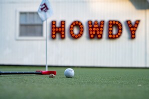 Where family fun meets Aggie pride—Howdy and happy putting!