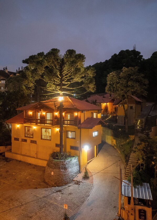 Facciata della struttura - sera/notte