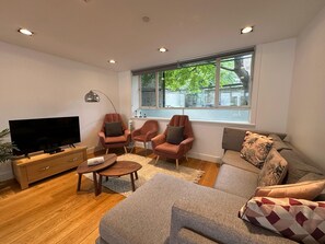 London's 3 Bedroom flat with private terrace & Free Wi-Fi in Holloway 