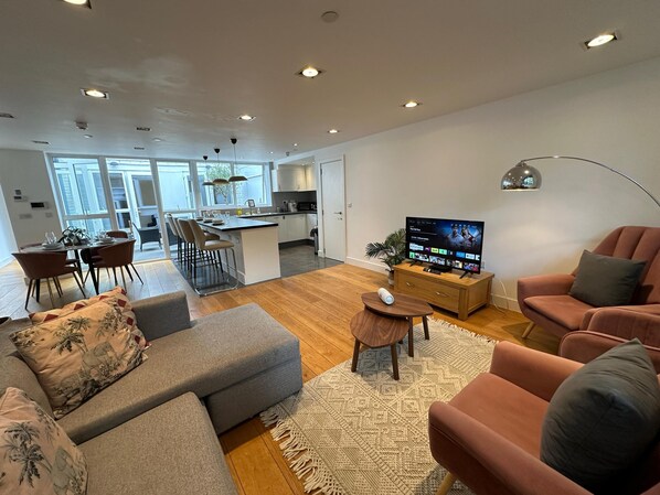London's 3 Bedroom flat with private terrace & Free Wi-Fi in Holloway 