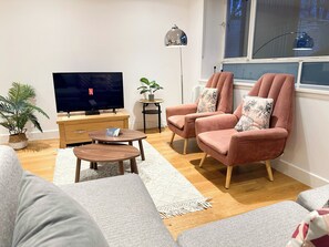 London's 3 Bedroom flat with private terrace & Free Wi-Fi in Holloway 